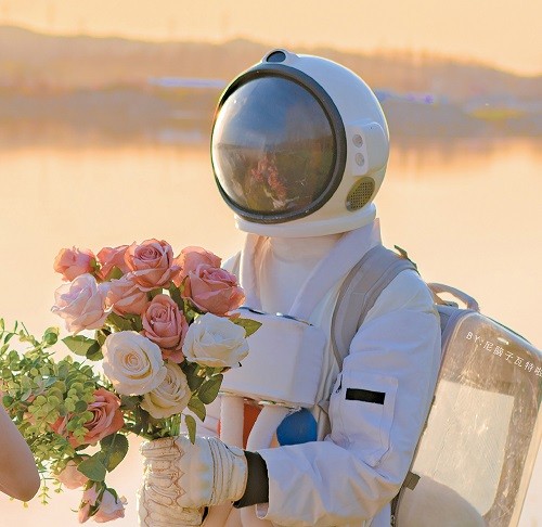 《抖音》同款宇航员情侣头像高清原图分享